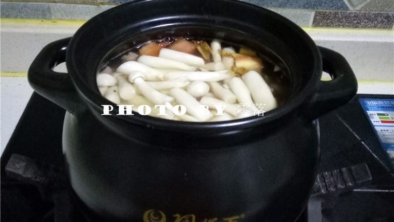 时蔬汤粑粑,放入香肠、番茄、杏鲍菇;