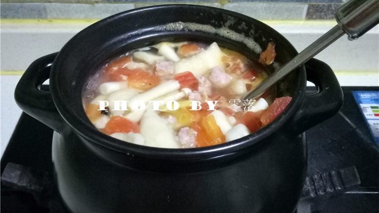 时蔬汤粑粑,食材煮熟后,调入适量<a style='color:red;display:inline-block;' href='/shicai/ 720'>胡椒粉</a>、鲜鸡汁搅拌均匀;