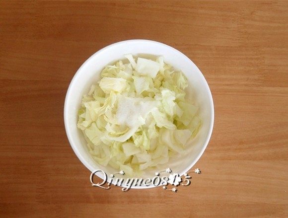 早餐+圆白菜腌菜,白菜清洗干净控水;放盐搅匀腌一会儿。