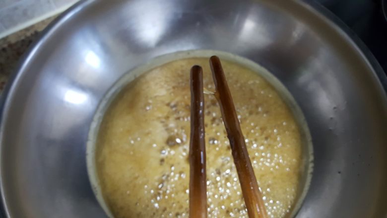 蛋黄沙琪玛,13.当糖浆熬成上面有密密的泡泡,用筷子提起,中间有拉丝即可。