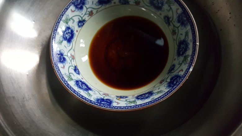 清蒸大闸蟹,9.将蘸料放在蒸锅中,隔水蒸至<a style='color:red;display:inline-block;' href='/shicai/ 869'>白砂糖</a>融化。