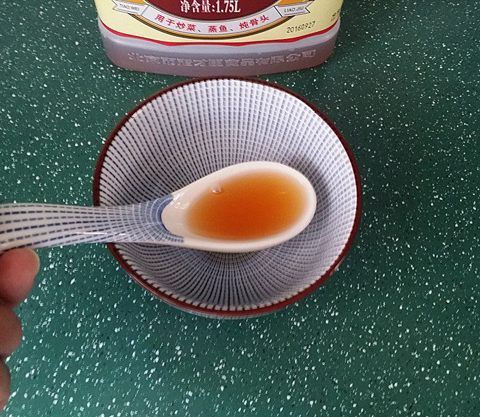 糖醋五花肉,此时来准备调糖醋汁,碗中倒入:1汤匙料酒