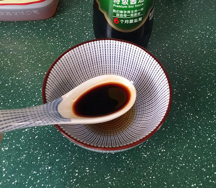 糖醋五花肉,2汤匙酱油、颜色淡
(PS:跟我一样喜欢色浓放:1生抽、1老抽)