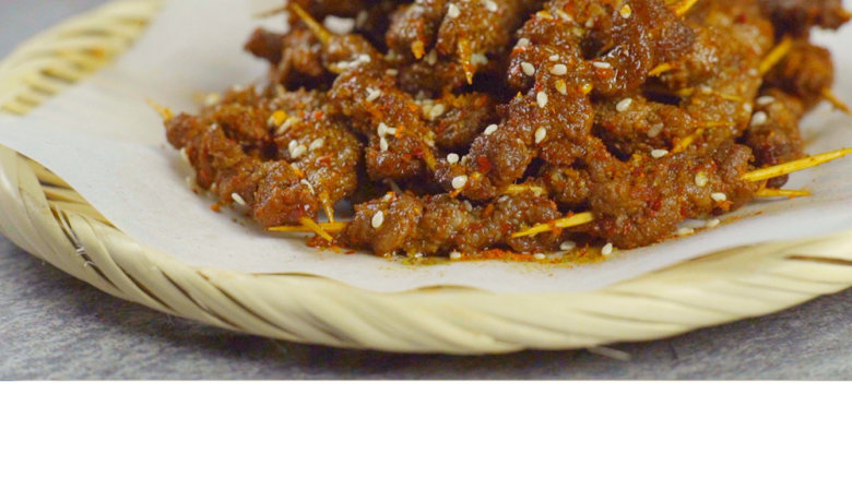 微波炉香辣牙签牛肉,取出撒上熟白芝麻,即可享用
