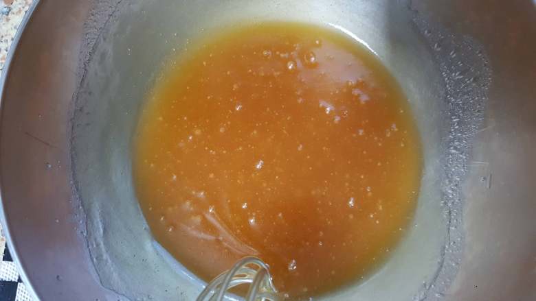椰蓉枸杞月饼,11.用手动打蛋器不停的搅拌,使其融合。