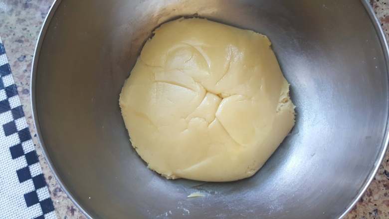 椰蓉枸杞月饼,13.混合均匀后,放在容器中室温松弛,3小时左右。