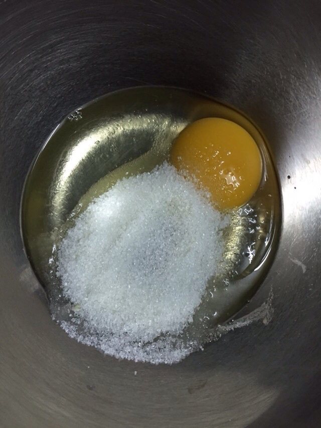桑葚脆皮冰淇淋,鸡蛋加砂糖用打蛋器高速打至发白蓬涨,大概一分钟