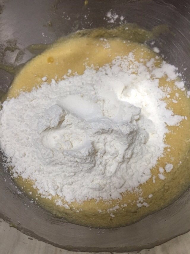 桑葚脆皮冰淇淋,加入中粉,蛋头拌至无干粉后低速打均匀,入冰箱冷藏30分