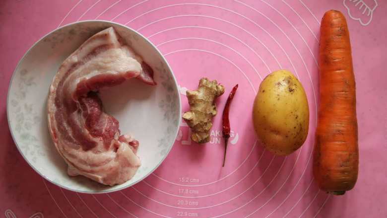 五花肉胡萝卜土豆焖饭,食材大集合