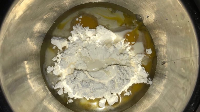 肉松紫菜蛋糕卷,蛋黄,油,奶,低粉,盐,可以放一个盆里