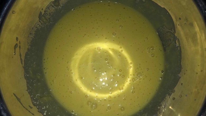 肉松紫菜蛋糕卷,用打完蛋白的蛋头低速打步骤2的材料,3秒左右打至无颗粒