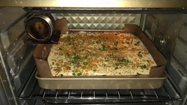 肉松紫菜蛋糕卷,入预热好170度的烤箱,烤30分钟