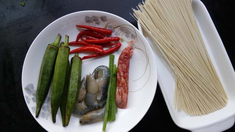 秋葵大虾香肠面,准备好各项食材。