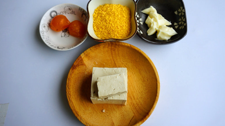 咸蛋豆腐球,提前将原材料准备好
叨叨叨:豆腐选择<a style='color:red;display:inline-block;' href='/shicai/ 4986'>老豆腐</a>,口感会更好
