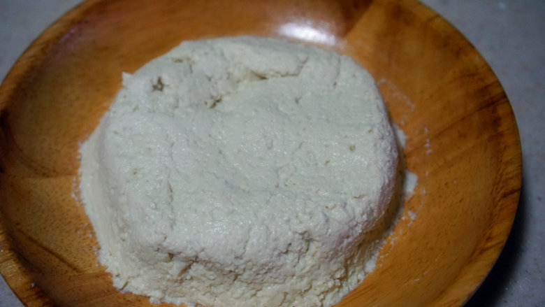 咸蛋豆腐球,这就是搅拌均匀的豆腐泥
叨叨叨:记得一定要添加淀粉,不然豆腐放进油锅里一炸就会散开