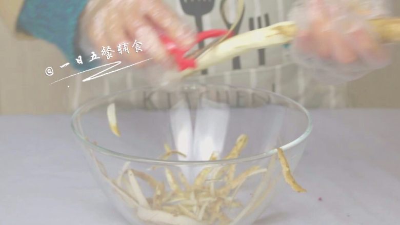 小米山药粥 宝宝辅食,强壮身体助消化,这时候开始处理<a style='color:red;display:inline-block;' href='/shicai/ 2557'>铁棍山药</a>,去皮、洗、切的时候都戴上一次性的塑料手套,以免山药的汁液粘在手或手臂上引起搔痒或过敏反应。没有手套套个方便袋也行啊。