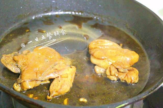 照烧鸡腿饭 宝宝辅食，西兰花+料酒,小火煎至一面金黄后翻面再煎。鸡腿肉煎至两面金黄后，倒入调好的照烧汁，转中小火两面煮7、8分钟