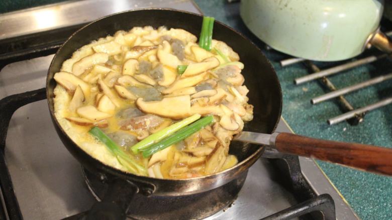 鲜虾芙蓉蛋,蛋液煎至半熟后,晃动一下锅子确定没有黏底可以滑动。