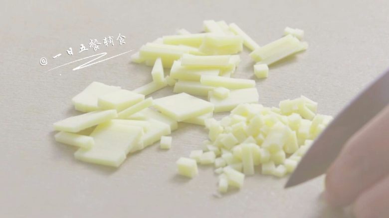银鱼奶酪月亮饼 宝宝辅食,鸡蛋+甜地瓜,把奶酪、地瓜、<a style='color:red;display:inline-block;' href='/shicai/ 54'>黄瓜</a>切吧切吧切成碎,尽量碎一点,最后饼才不容易散。我的银鱼没切碎,1岁半以下宝宝要将银鱼也切小。