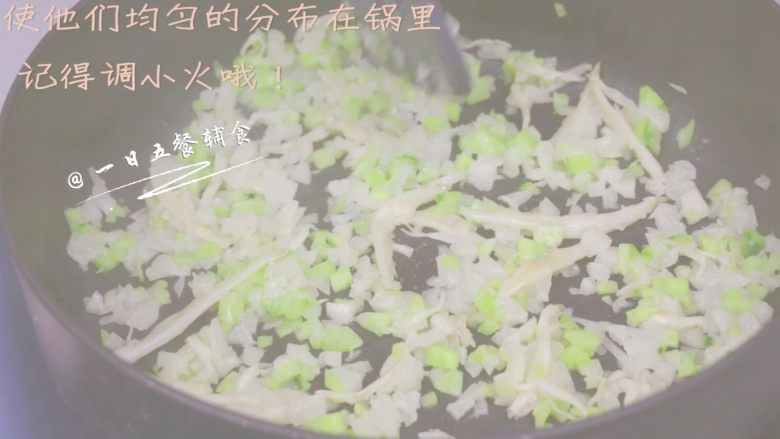 银鱼奶酪月亮饼 宝宝辅食,鸡蛋+甜地瓜,炒1分钟,将碎碎们均匀的排在锅里。记得调小火,后面全程小火!