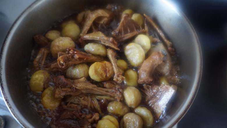 果香板栗烧鸭,待30分钟后鸭肉有些酥烂后,放入栗子再次煮15分钟使栗子上色