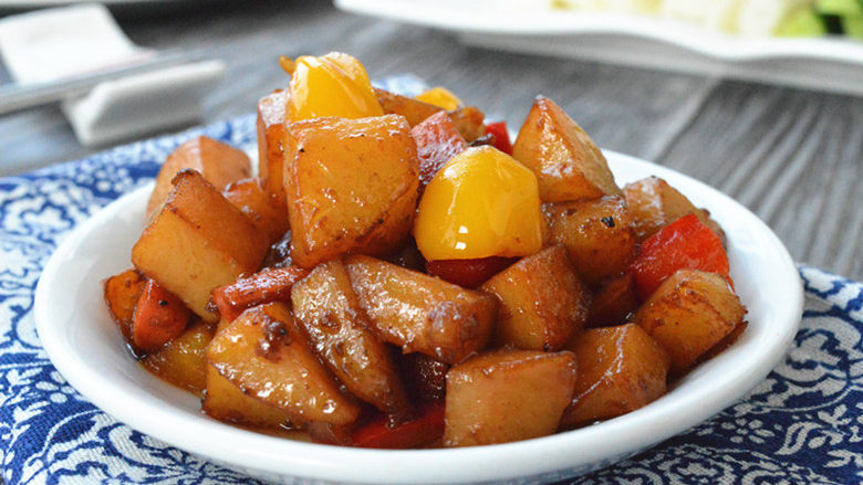 炒四丁,再次翻炒入味即可出锅,装盘