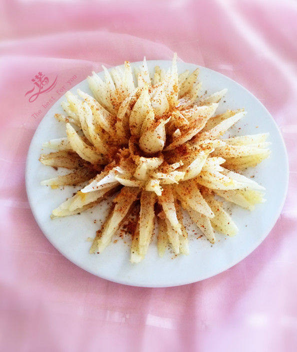 白莲花,根据自己的口味撒上孜然粉、辣椒粉就可以上桌了,随盘放番茄沙司、沙拉酱各一份