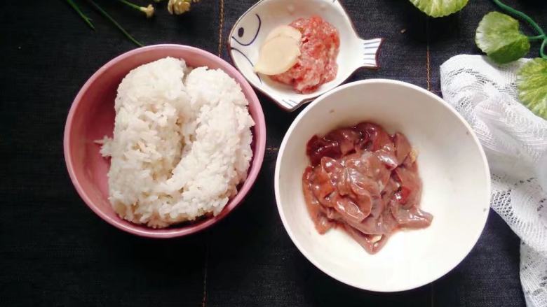 早餐+猪肝肉末粥,准备好冷饭，<a style='color:red;display:inline-block;' href='/shicai/ 37'>姜</a>，<a style='color:red;display:inline-block;' href='/shicai/ 442'>肉末</a>，<a style='color:red;display:inline-block;' href='/shicai/ 419'>猪肝</a>（<a style='color:red;display:inline-block;' href='/shicai/ 442'>肉末</a>和<a style='color:red;display:inline-block;' href='/shicai/ 419'>猪肝</a>提前用盐和生粉腌制