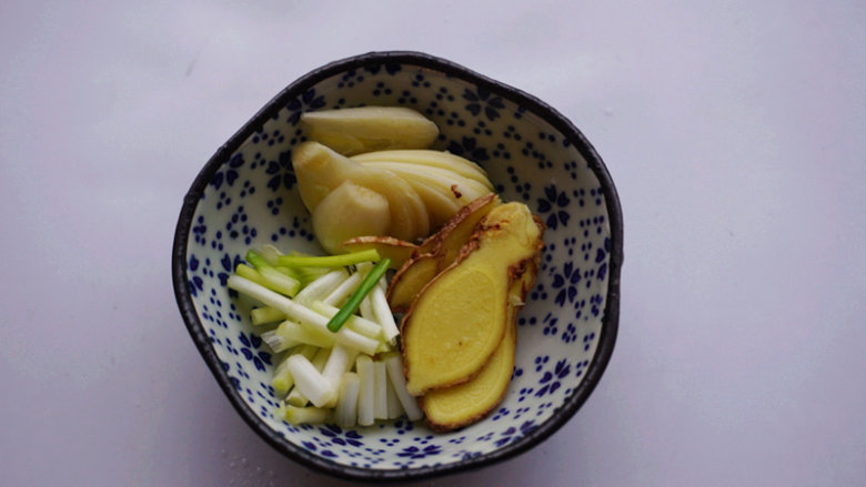 蛋香焖鸡蛋,将<a style='color:red;display:inline-block;' href='/shicai/ 2802'>老姜</a>、大蒜切成片,葱白切成小段