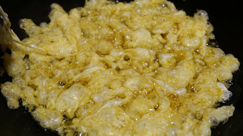 蛋香焖鸡蛋,锅内倒油烧热至6成时,将打散的蛋液倒入锅中小火油炸至色泽金黄,捞出沥干油
叨叨叨:为了防止蛋液一下倒入锅中成块,可以将蛋液透过带孔的漏勺淋入油锅中,这样炸出来的鸡蛋就比较碎了