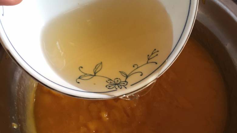 芒果流心蛋糕,吉利丁片用冰水泡半小时后,隔水融化后加入芒果泥拌匀