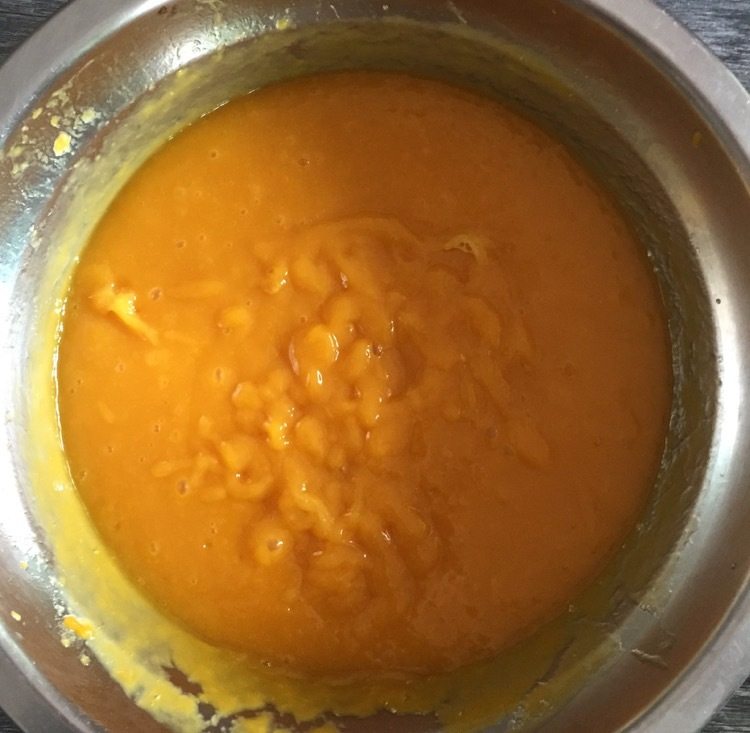 芒果流心蛋糕,其余的果肉加柠檬汁和砂糖,放入料理机打成芒果泥,留出50克芒果泥做流心