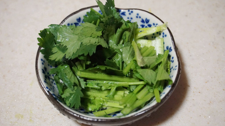 美味私房茄子,将香菜切成段