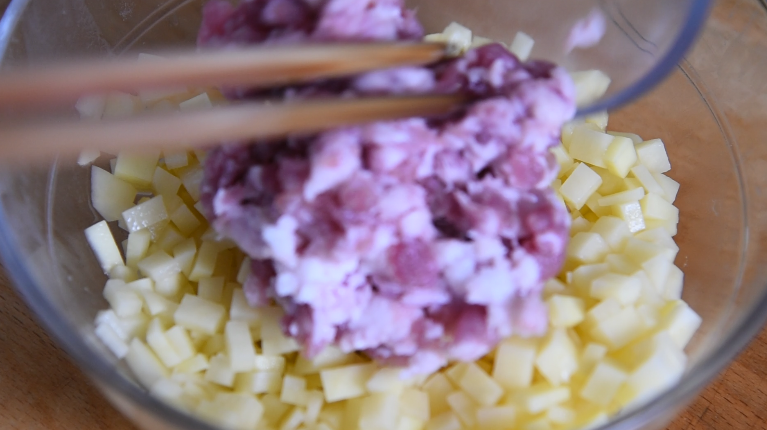 土豆饼很多人都喜欢吃, 这样做别提有多香, 根本停不下来,将50g肉糜倒入碗中,拌匀