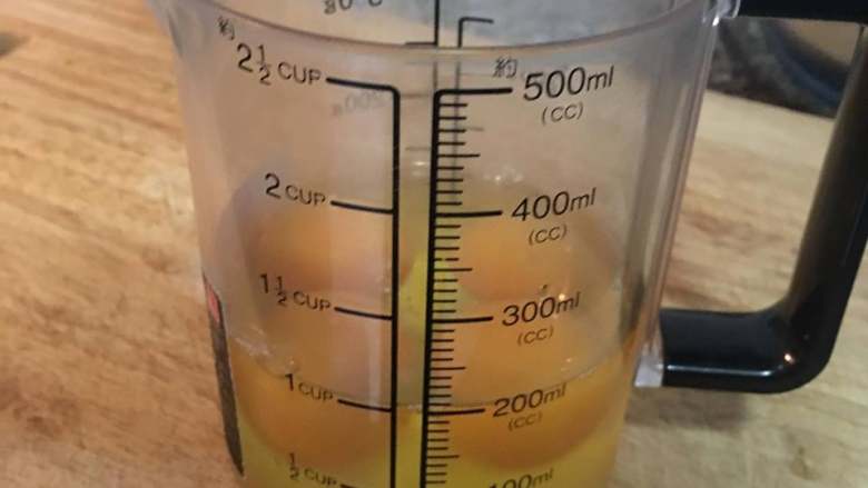 蛤蜊嫩蒸蛋,用量杯装蛋,方便测量要放的汤水量;4颗蛋约为210cc.所以可以用等量的蛤蜊汤水来蒸,如果喜欢再软一点的话就加比210cc多一点的量;如喜欢硬一点则可加比210cc要少一点;此次蒸的是用200cc,口感已很滑嫩喔~
