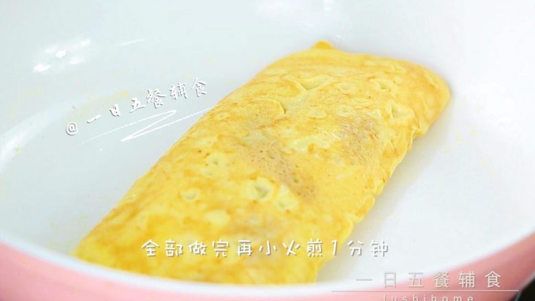 咖喱蛋卷 宝宝辅食,鸡蛋+奶酪+淀粉,8分熟从另一边再卷过来,如果还有蛋液继续倒蛋液继续卷。全部做完再小火煎1分钟出锅。