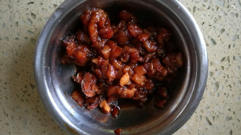 早餐+砂锅煲皮蛋瘦肉粥,放入小碗,加盐,老抽,生粉腌制(我放的老抽,上色太深,可以放生抽哦)