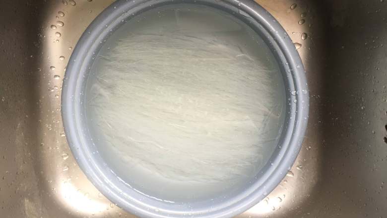 大闸蟹粉丝煲,将粉丝放在温水中浸泡软;