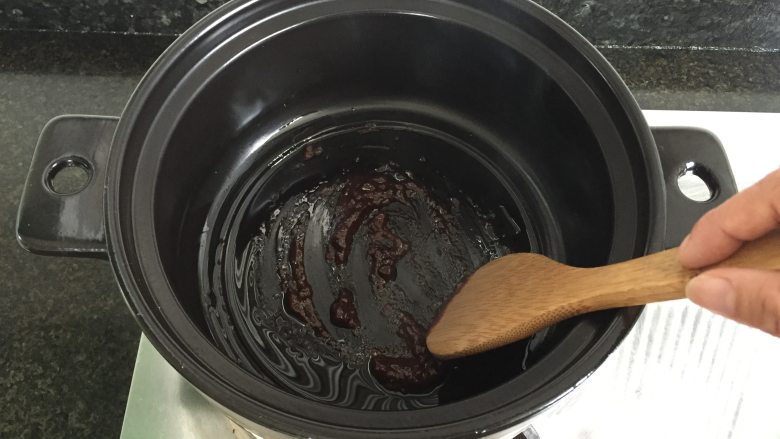 大闸蟹粉丝煲,加入豆瓣酱翻炒几下;