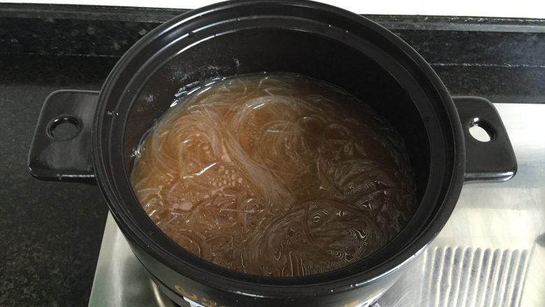 大闸蟹粉丝煲,倒入粉丝,加入清水,水要没过粉丝;