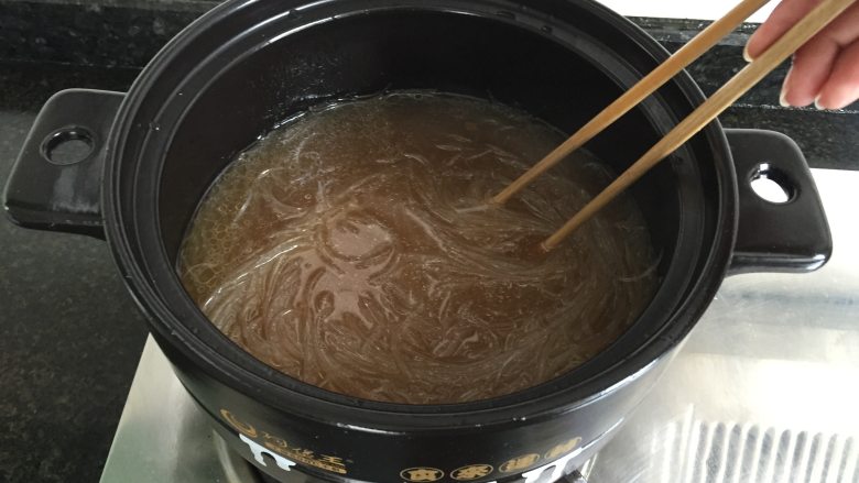 大闸蟹粉丝煲,用筷子搅拌均匀;