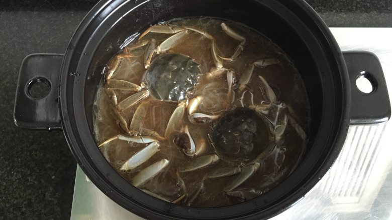 大闸蟹粉丝煲,放入腌制好的大闸蟹;