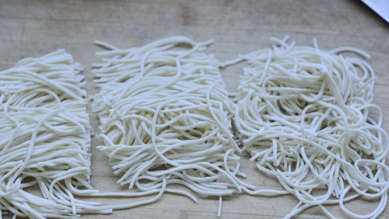 肉沫豆角焖面,将买来的面条切成短节的
