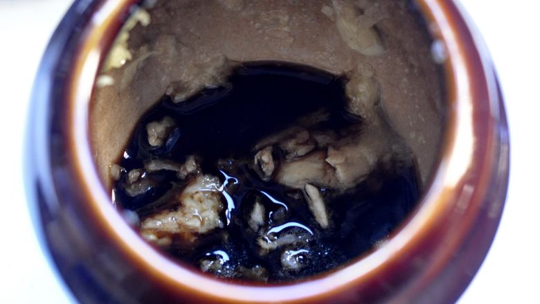 肉沫豆角焖面,将蒜加盐倒成蒜泥，加入醋。搅匀备用
