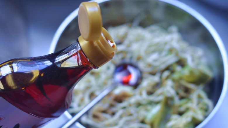 肉沫豆角焖面,倒入小红油，调味
