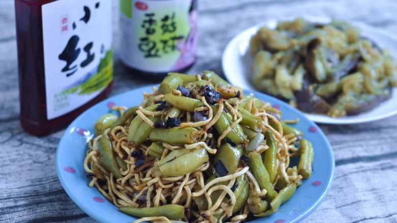 肉沫豆角焖面,一盘香喷喷的肉末豆角焖面就做好了。