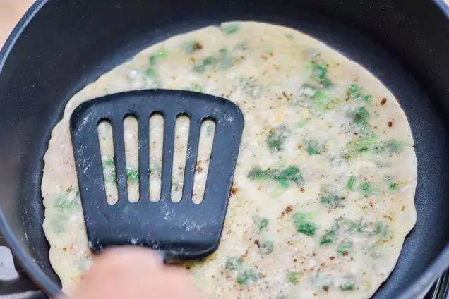 最简单的饼,最经典的味——葱油饼,平底锅不用放油,热锅后把饼放进锅里煎。喜欢脆一点的开大火,喜欢软一点的用小火。