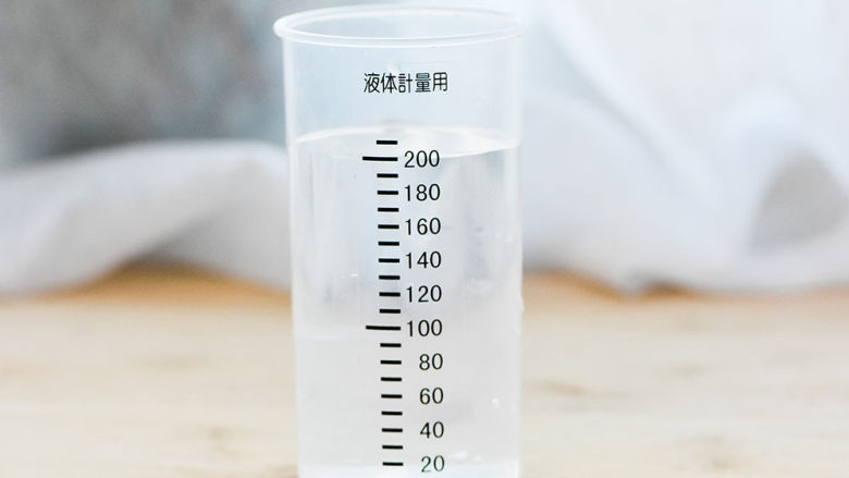 不用盐卤,不用内脂,一样做出好吃的豆腐,<a style='color:red;display:inline-block;' href='/shicai/ 715'>白醋</a>20毫升,加水180毫升,一起200毫升。搅拌均匀。