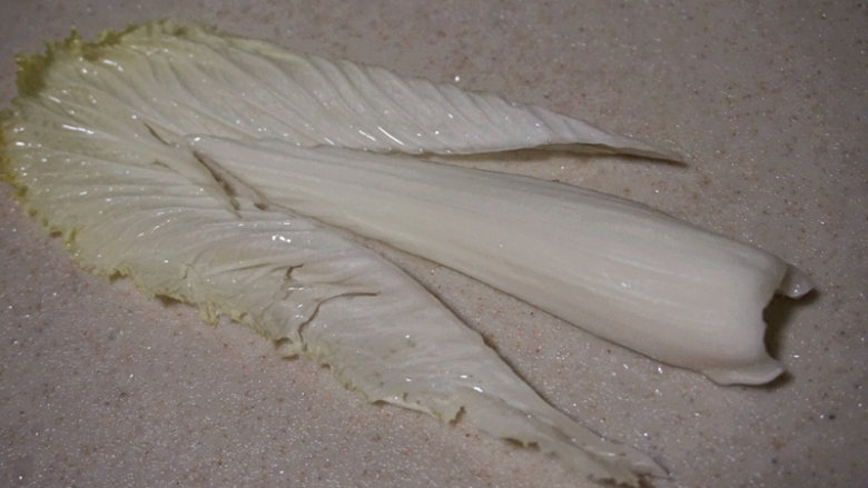 干豆腐白菜丝,用刀将白菜芯去掉叶子只留梗
叨叨叨:白菜选择大圆白菜,为了保证清脆的口感只要白菜芯中的白菜梗,吃起来更加清脆可口