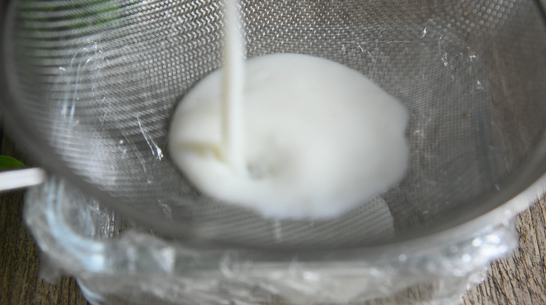 【脆皮炸鲜奶】:不是厨师也能零失败,将煮好的牛奶过筛,倒入模具中
